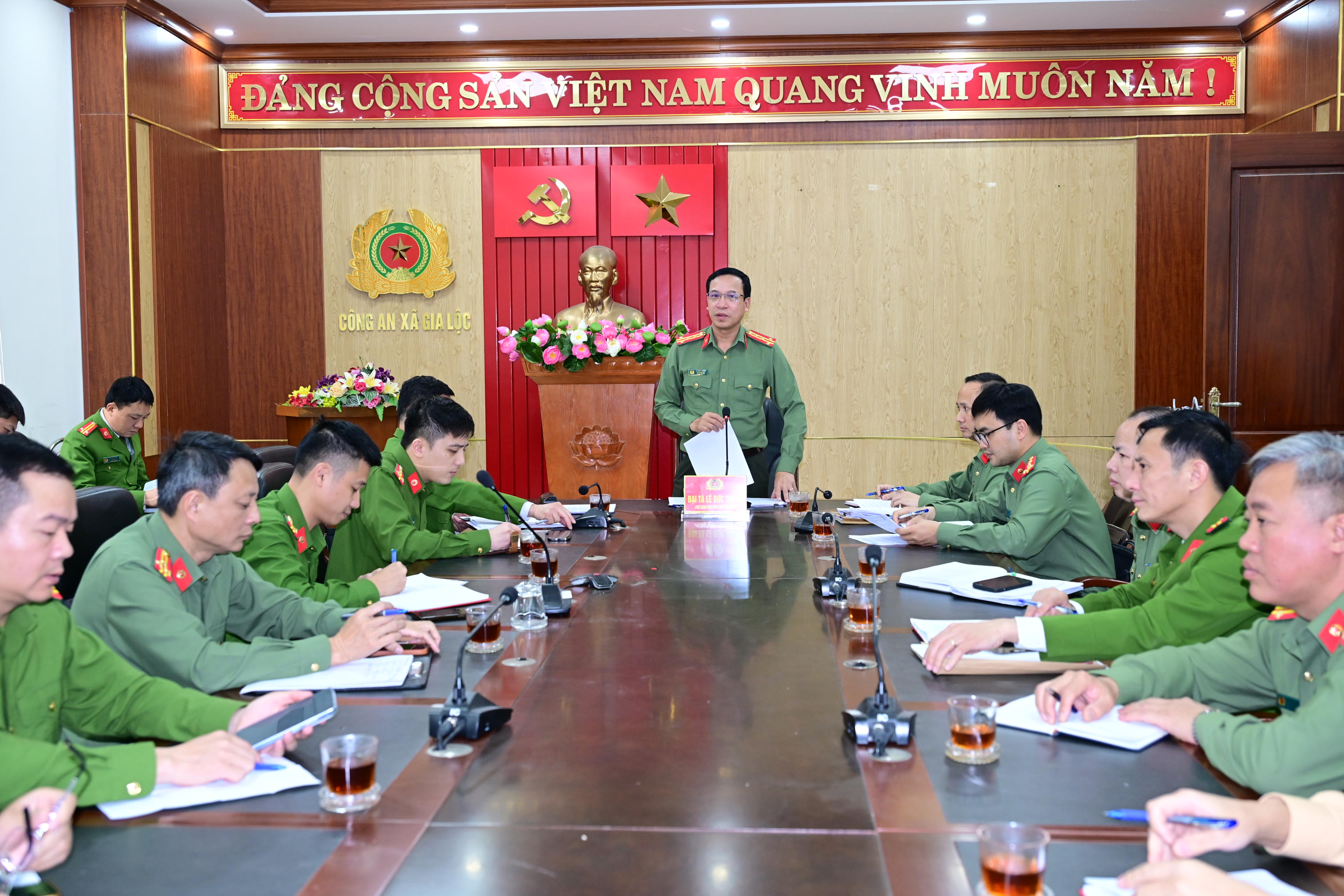 Đại tá Lê Đức Thành - Phó Giám đốc Công an thành phố kiểm tra công tác bảo đảm an ninh trật tự tại các điểm bầu cử 